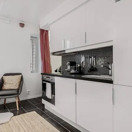 Central, Practical, Free Parking. Ls102